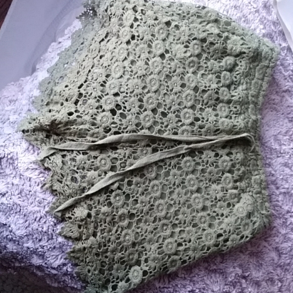 Women's shorts - Picture 1 of 3